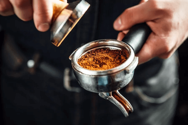 Cho bột cà phê vào porter