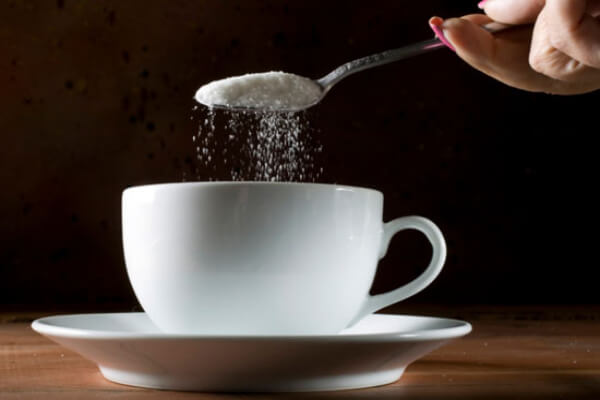 Cho muối vào cà phê giúp giảm vị đắng