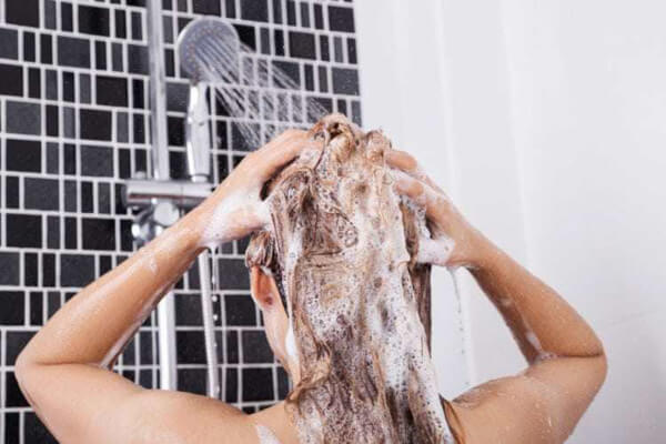 tắm vào buổi sáng giúp cơ thể sạch sẽ hơn.