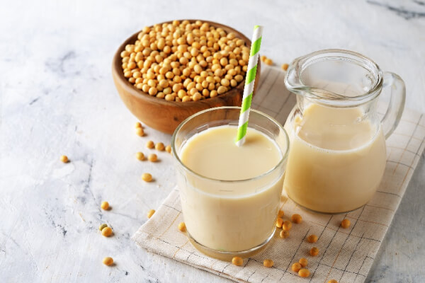 sữa đậu nành nguyên chất có chứa khoảng 110 calo.